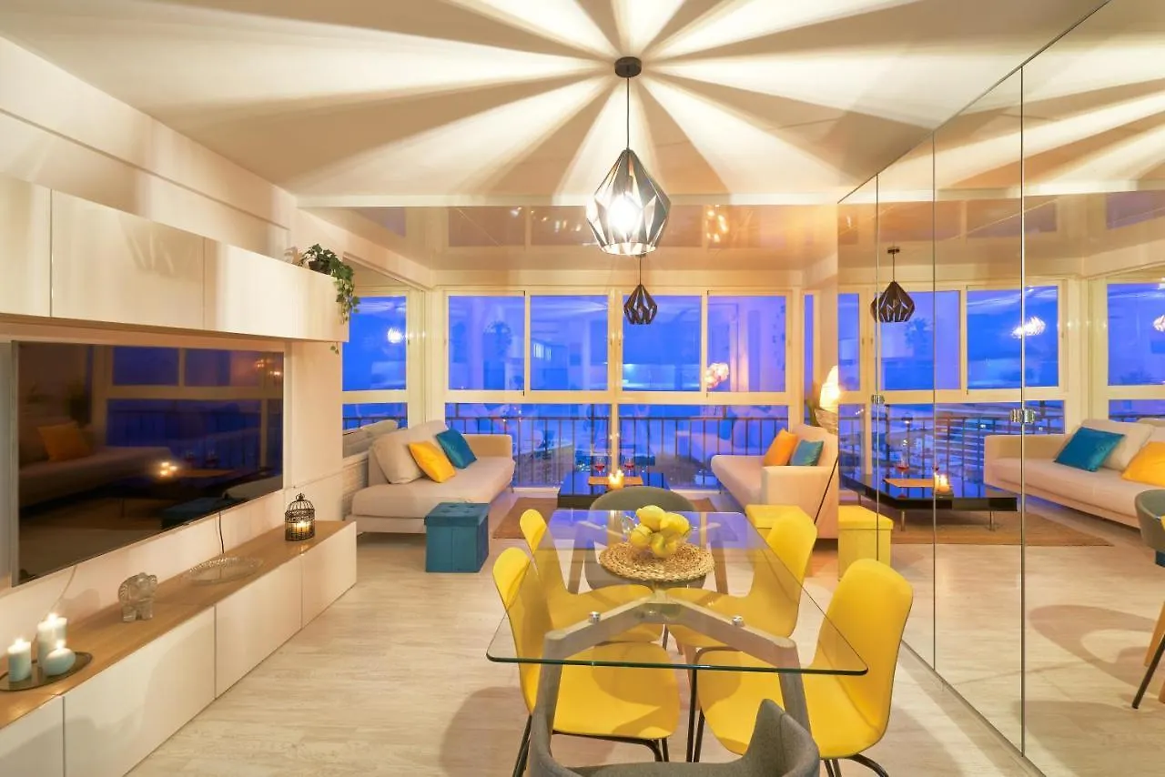 Luxy Beach Apartment Τορρεμολίνος