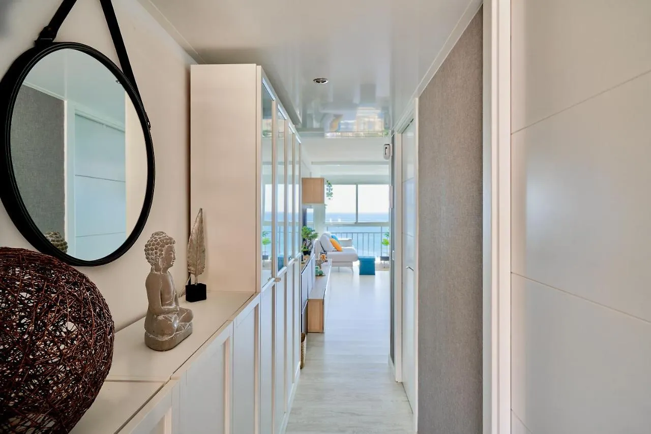 Luxy Beach Apartment Τορρεμολίνος