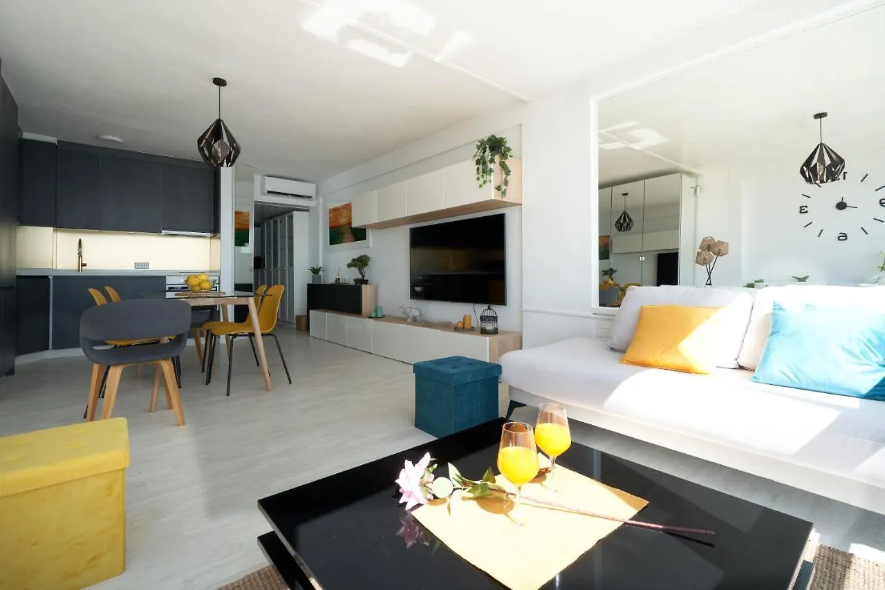 Luxy Beach Apartment Τορρεμολίνος