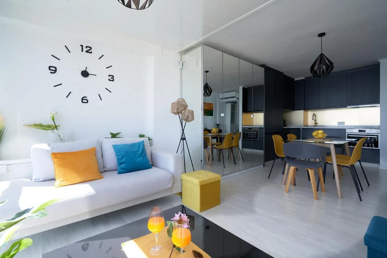 Luxy Beach Apartment Τορρεμολίνος